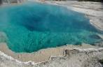 Maravilhosa piscina transparente e azulada, de água fervente, ao lado do Yellowstone Lake, no Yellowstone National Park, em Wyoming, nos Estados Unidos